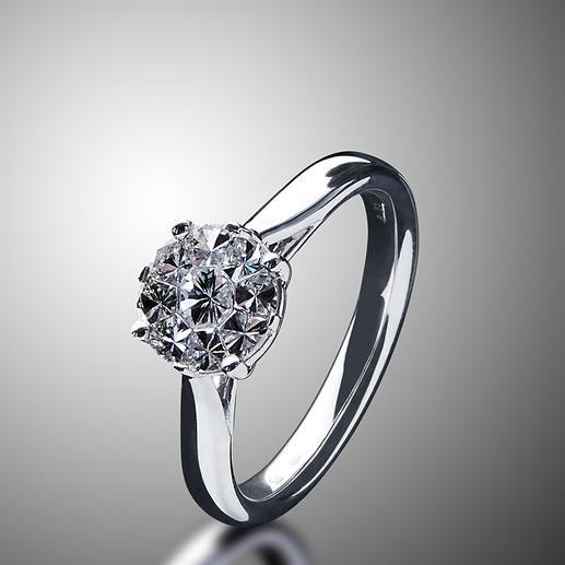 Diamantring mit Illusionsfassung, 2 Karat-Optik.