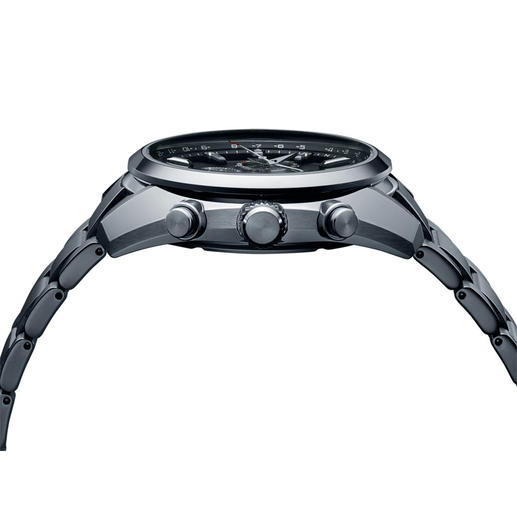 13,3 mm hoch und 170 g leicht trägt sich die Uhr angenehm am Handgelenk. 13,3 mm hoch und 170 g leicht trägt sich die Uhr angenehm am Handgelenk.