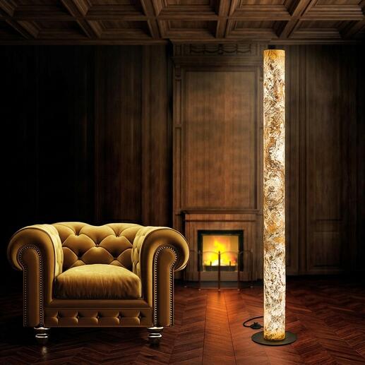 Design-Schiefer-Leuchte in elegantem Raum neben einem Sofa.