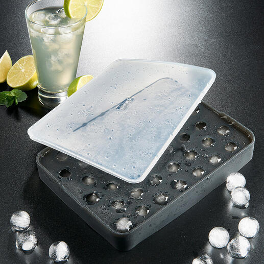 Eiskugelform mit gefrorenen Eiswürfeln und einem Getränk.