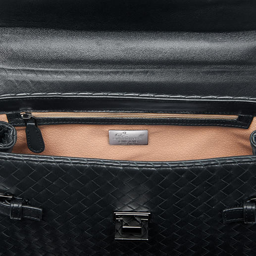 Handy, Papiere, Schlüssel, … übersichtlich verstaut in der Zipper-Innentasche und zwei extra Steckfächern. Handy, Papiere, Schlüssel, … übersichtlich verstaut in der Zipper-Innentasche und zwei extra Steckfächern.