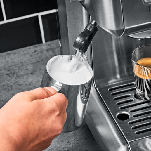 Mit praktischer 360°C-Dampfdüse für leckeren Milchschaum oder heißes Wasser. Mit praktischer 360°C-Dampfdüse für leckeren Milchschaum oder heißes Wasser.