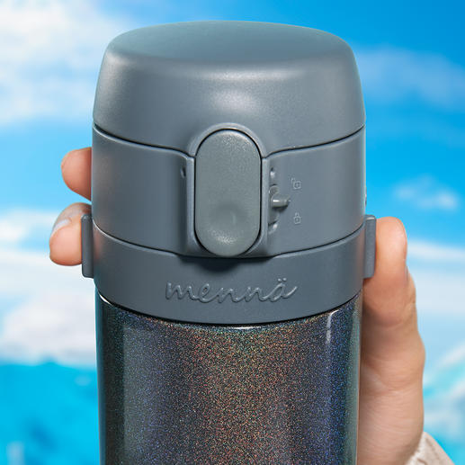 Überall frisch gebrühter Tee so wie Sie ihn mögen: Nur heißes Wasser einfüllen, Tee in das Edelstahlsieb geben und die Brüheinheit samt Deckel auf die Flasche schrauben. Überall frisch gebrühter Tee so wie Sie ihn mögen: Nur heißes Wasser einfüllen, Tee in das Edelstahlsieb geben und die Brüheinheit samt Deckel auf die Flasche schrauben.