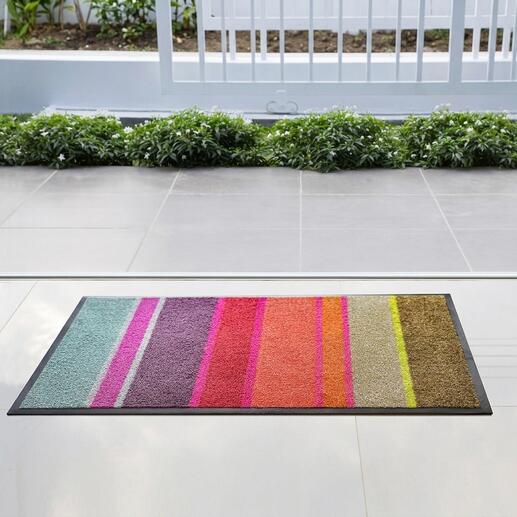 Bunte Design-Fußmatte mit Streifen vor einer Glasfläche