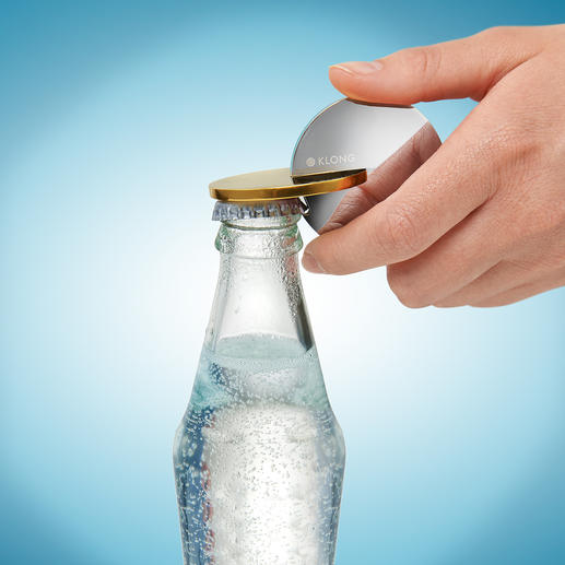 Ein leichter Hub genügt – und schon ist die Flasche geöffnet. Ein leichter Hub genügt – und schon ist die Flasche geöffnet.
