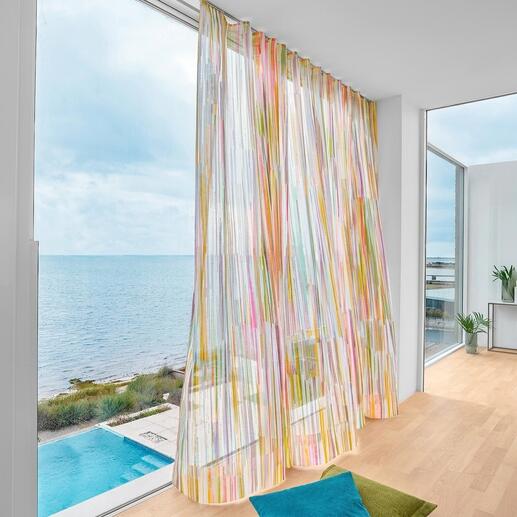 Bunte Gardine am Fenster mit Blick auf das Meer.