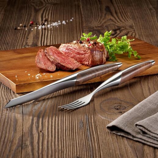 Steakbesteck-Set mit einer Gabel und einem Messer, serviert mit einem Steak.