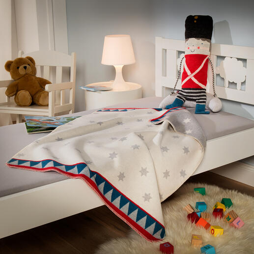 Perfekt für Ihren Nachwuchs – die kleinere Puppe „Trommler“ mit Kuscheldecke in Kindergröße. Perfekt für Ihren Nachwuchs – die kleinere Puppe „Trommler“ mit Kuscheldecke in Kindergröße.