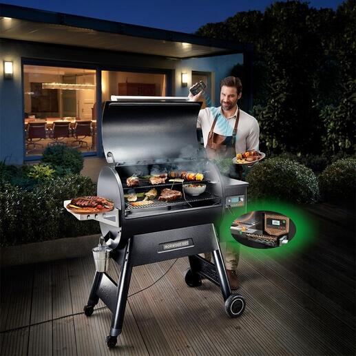 Traeger Pelletgrill Ironwood 885 mit Grillgut, bei Abenddämmerung.