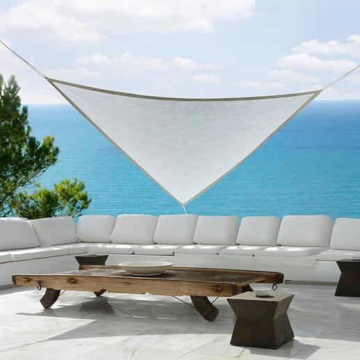 Sonnensegel über einer modernen Terrassenmöblierung am Meer
