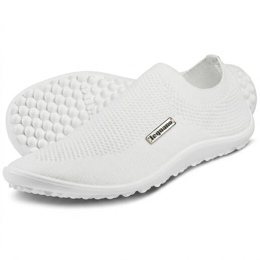 Weißer Barfuß-leguano® Slipper, leicht schräg auf dem Boden.
