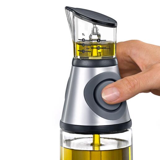 Per Druck auf die seitlichen Silikonknöpfe pumpen Sie Öl in den oberen Messzylinder. Per Druck auf die seitlichen Silikonknöpfe pumpen Sie Öl in den oberen Messzylinder.