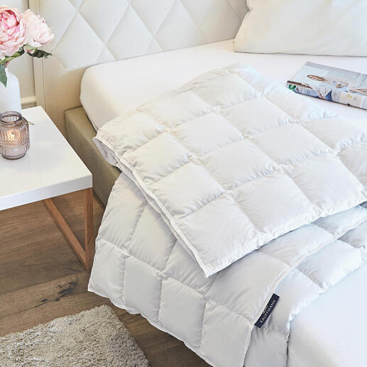 Leichte Eiderdaunendecke auf einem Bett mit Kissen