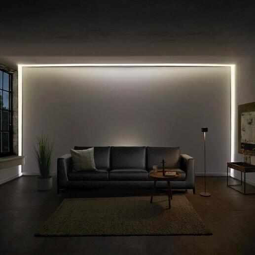 LED-Rahmen-Effektleuchte über einer modernen Couch