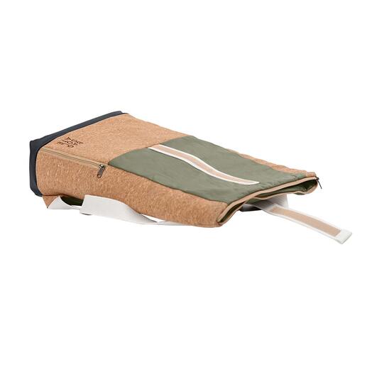 Mit geräumigem 20 l–Stauraum, separatem Laptopfach und 2 Reißverschlussfächern innen und außen. Mit geräumigem 20 l–Stauraum, separatem Laptopfach und 2 Reißverschlussfächern innen und außen.