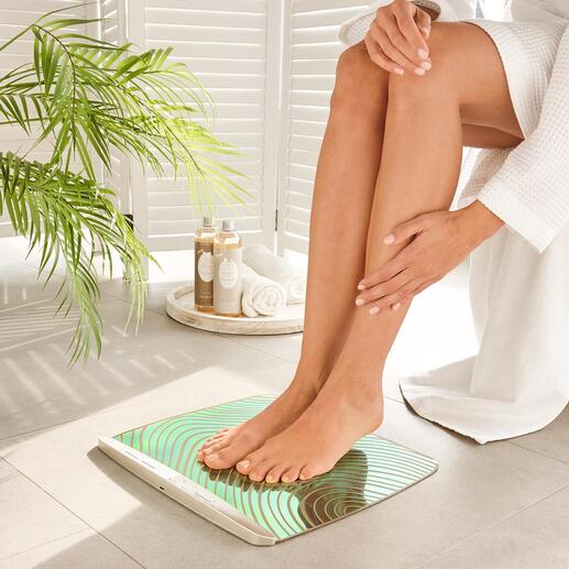 EMS-Fußmassage-/Trainingsmatte Elektro-Muskel-Stimulation (EMS): hält den Blutfluss in Gang. Massiert müde Füße und Beine. Trainiert die Muskulatur. Nebenbei.