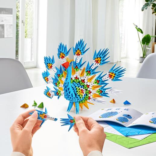 3D Origami Pfau   Doppelter Bastelspaß: 3D-Figur aus patentierten Papiermodulen. Eine neue Herausforderung, die aber leicht von der Hand geht.