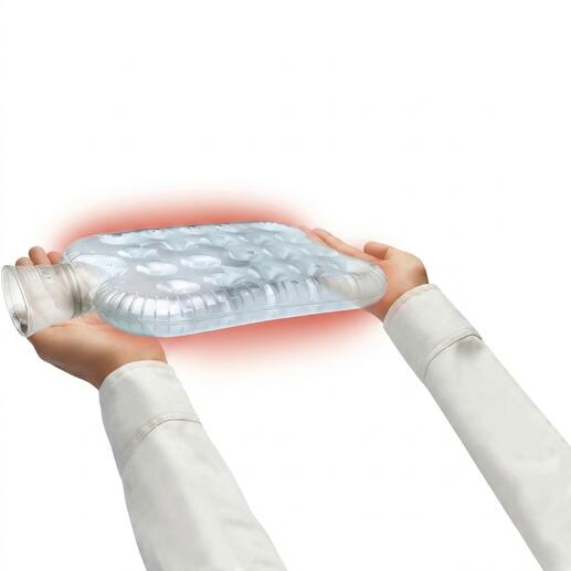 Hände halten eine transparente Waben-Wärmflasche.