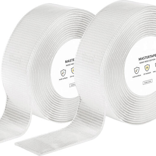 Zwei Rollen transparentes, reißbares Power-Tape auf weißem Hintergrund.