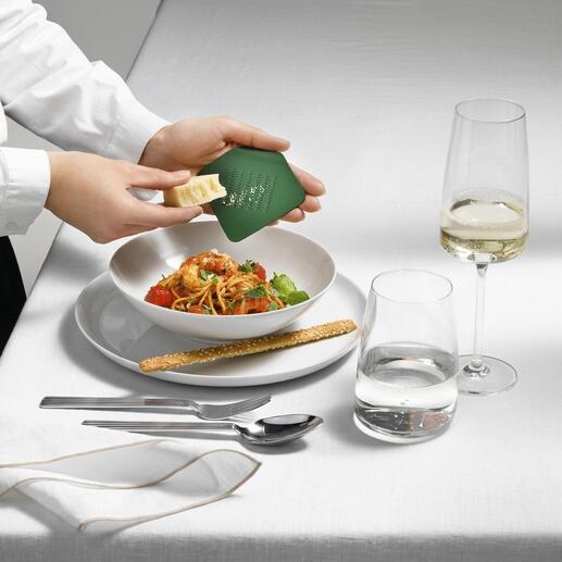 Person hält Irogami Design-Reibe über einem Teller mit Nudelsalat.