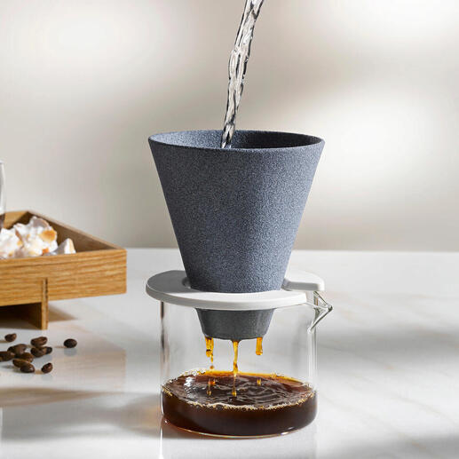 Kaffeefilter aus Keramik mit frisch gebrühtem Kaffee.