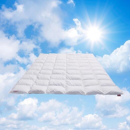 Helle Clima Balancedecke schwebt unter einem blauen Himmel mit Wolken.
