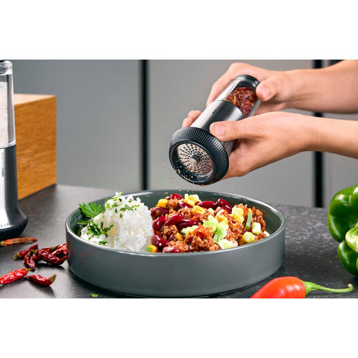 Chili-Schneider X-Plosion® Chili-Schneider X-Plosion® wird über einen Teller mit Reis und Gemüse gehalten