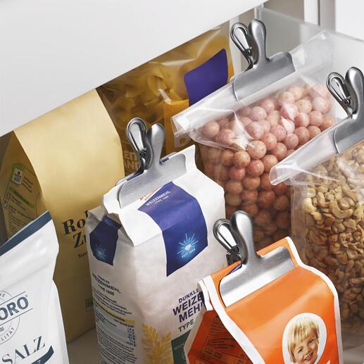 Edelstahl-Verschlussklammern halten geöffnete Tüten im Schrank.