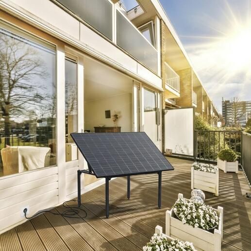Solar-Tischkraftwerk TX-250 auf einem Balkon in der Sonne.