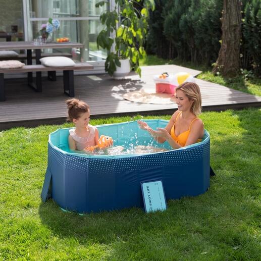 Falt-Pool mit Mutter und Kind im Wasser, umgeben von grüner Rasenfläche.