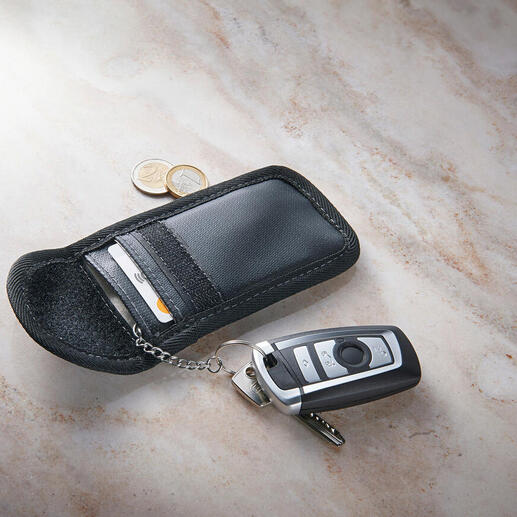 RFID-Schlüssel-Etui mit einem Schlüssel und Euro-Münzen auf einer marmorierten Oberfläche.