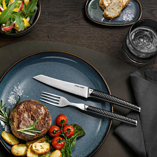 Steak-Besteck Prime Rib, 2er-Set auf einem modernen Teller mit Steak und Beilagen.