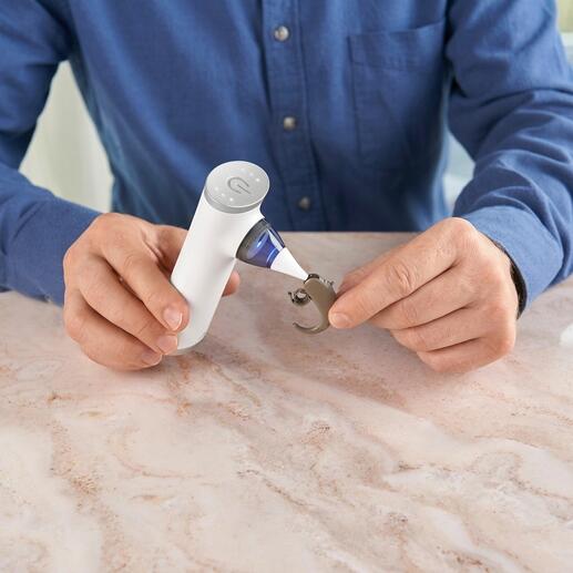 Mini-Vakuumreiniger in der Hand, Aufsatz in Verwendung