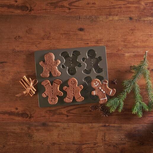 Lebkuchenmänner-Backform mit gebackenen Lebkuchenmännern auf einem Tisch.