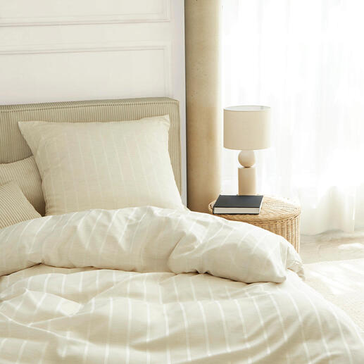 Tencel™/Kaschmir-Bettwäsche auf einem Bett mit gepolstertem Kopfteil