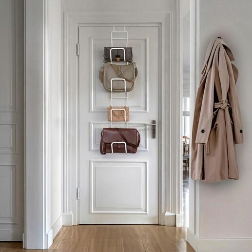 Variable Taschengarderobe hängt an einer Tür mit Taschen.