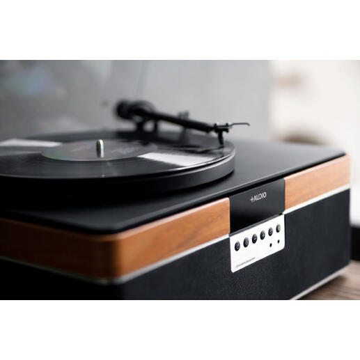 All-in-One-Audiosystem Das revolutionäre All-in-One-Audiosystem für Vinyl-Liebhaber und (Wieder-)Einsteiger. Nahaufnahme des Plattenspielers mit Welle und Bedienfeld