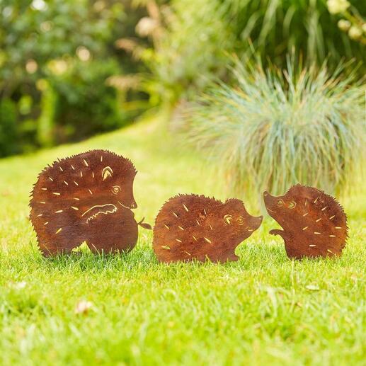 Drei Gartenstecker in Igel-Design, aus Metall, auf einer grünen Wiese.