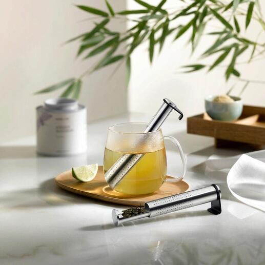 Aroma-Langrohr-Teefilter in einer Teetasse mit Limette