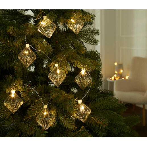 Glasornament-Lichterkette Zart und edel – die filigrane Lichterkette mit mundge­blasenen Glasornamenten und wunderbaren Lichtspielen.