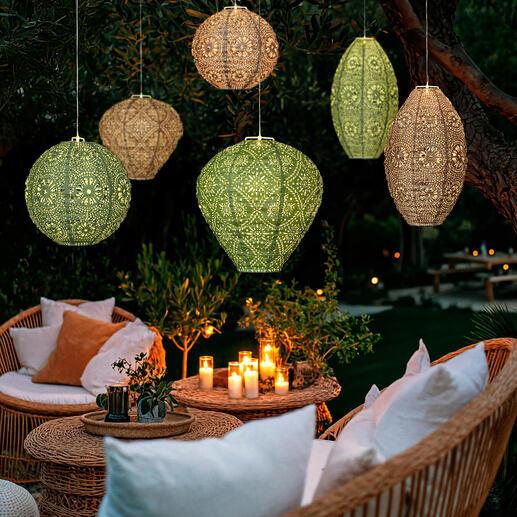 Sechs wetterfeste Lampions mit Solar und LEDs um eine Gartenlounge.