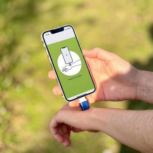 Smartphone-Insektenstichheiler wird am Handgelenk verwendet