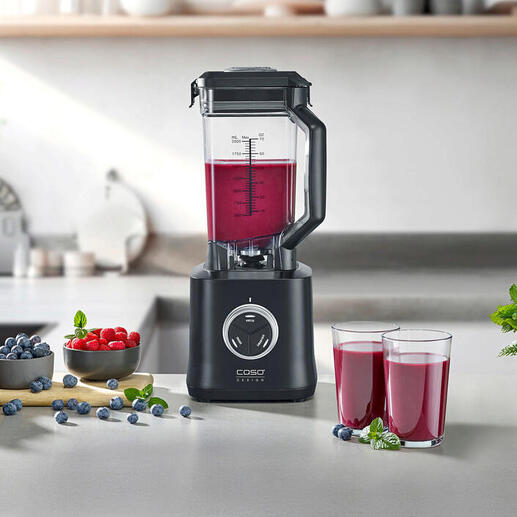 2.000-W-Powermixer mit frischen Zutaten auf der Küchentheke.
