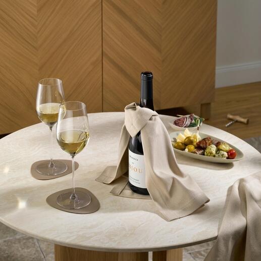Wein-Cape mit einer Flasche Wein und zwei Gläsern auf einem Tisch.