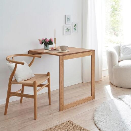 Wand-Klapptisch aus Holz mit Kaffee und Blumen auf der Oberfläche.