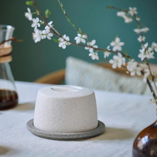 Keramik-Butterkühler auf einem Tisch mit Blumen und Kaffeekanne.