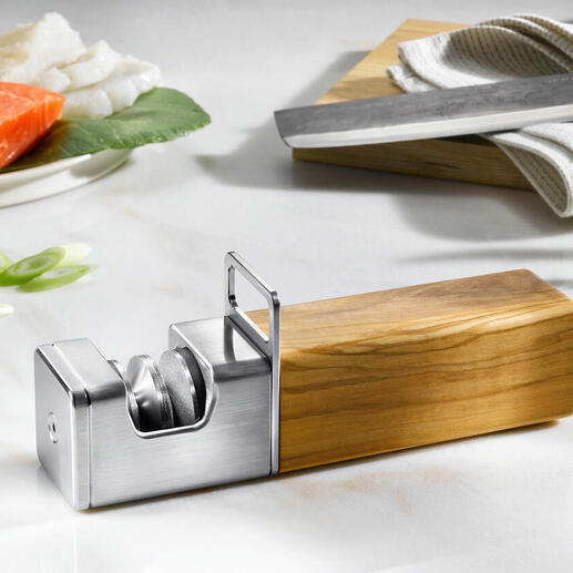 Design-Rollschleifer mit Holzgriff und frischem Lachs
