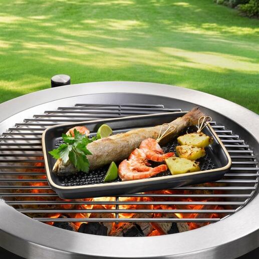 Fisch und Garnelen auf einer Grillplatte im Freien
