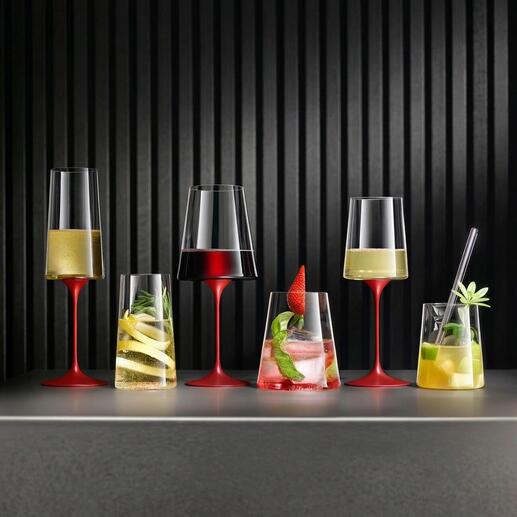 Set aus zwei Kristallgläsern mit verschiedenen Getränken auf einem Tisch.