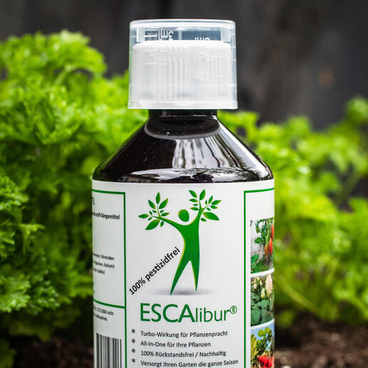ESCAlibur® Pflanzennahrung in Flasche, 250 ml vor grünem Pflanzenhintergrund.
